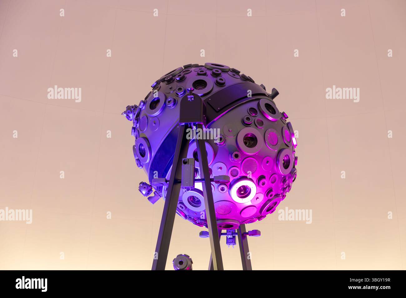 Stoccarda, Germania - 24 aprile 2025: Il planetario Zeiss di Stoccarda offre una vista sul cosmo e sulle stelle del cielo. Foto Stock