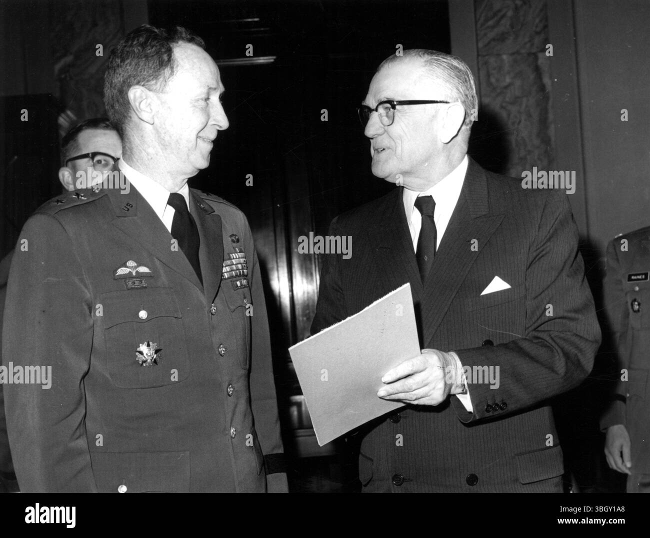Il maggiore generale Alva R. Fitch (a sinistra), Assistente Capo di Stato maggiore per l'Intelligence dell'esercito americano, parla con il senatore John Stennis, prima di comparire davanti alla sottocommissione di preparazione dei servizi armati del Senato, di cui Stennis è presidente. Fitch ha detto ai senatori che migliaia di grotte a Cuba vengono utilizzate per immagazzinare scorte sovietiche di "munizioni, rifornimenti, veicoli e persino aerei”. 3 giugno 1963 Foto Stock