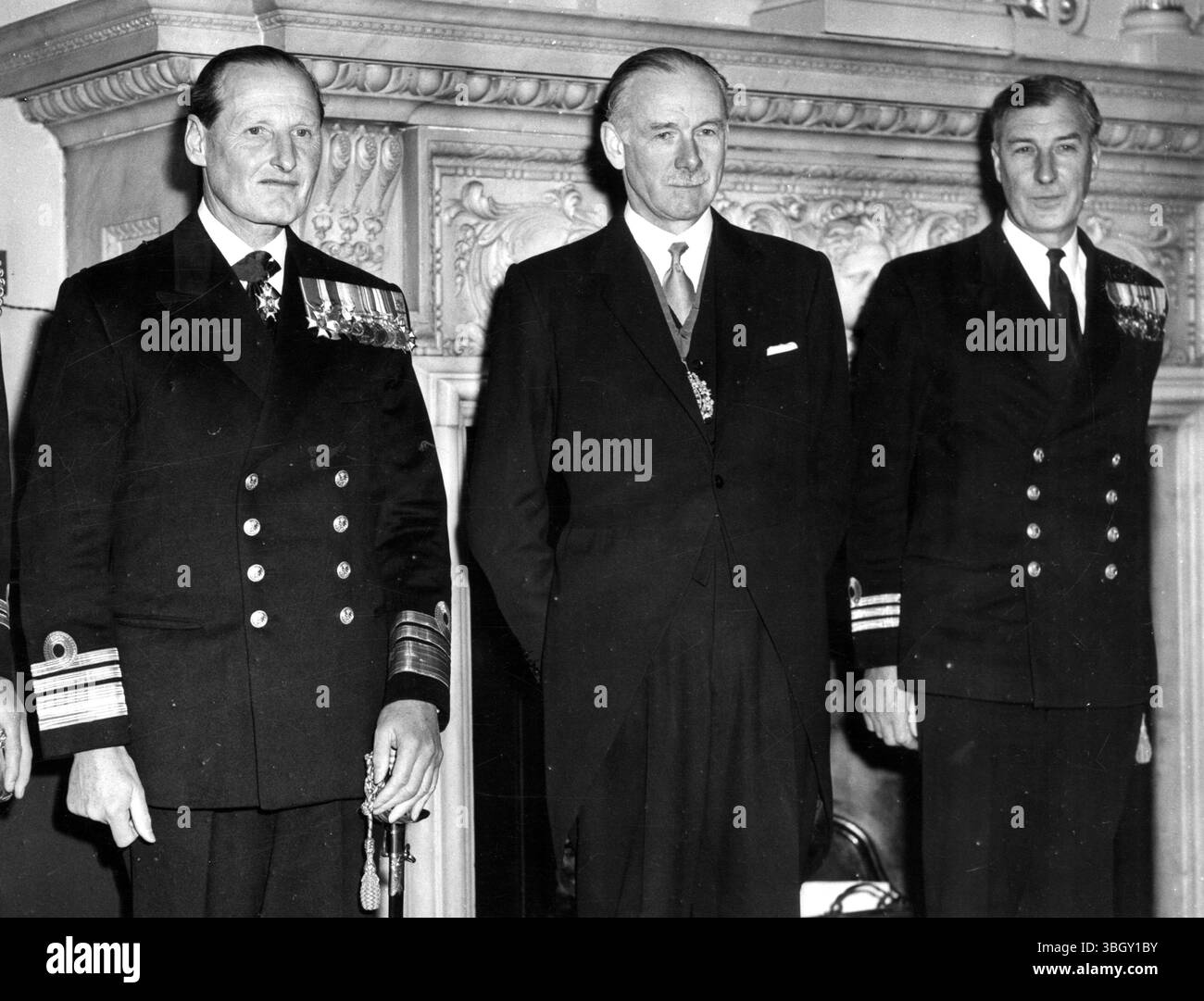 Vice ammiraglio Peter Dawnay, (a sinistra), ufficiale di bandiera del Royal Yacht Club, e capitano del Royal Yacht Club Italia, con il sindaco di Londra, Sir Edmund Stockdale (centro) e il comandante N.E.F. Dalrymple-Hamilton (destra) comandante esecutivo del Royal Yacht Club, presso Mansion House. 4 maggio 1960 Foto Stock