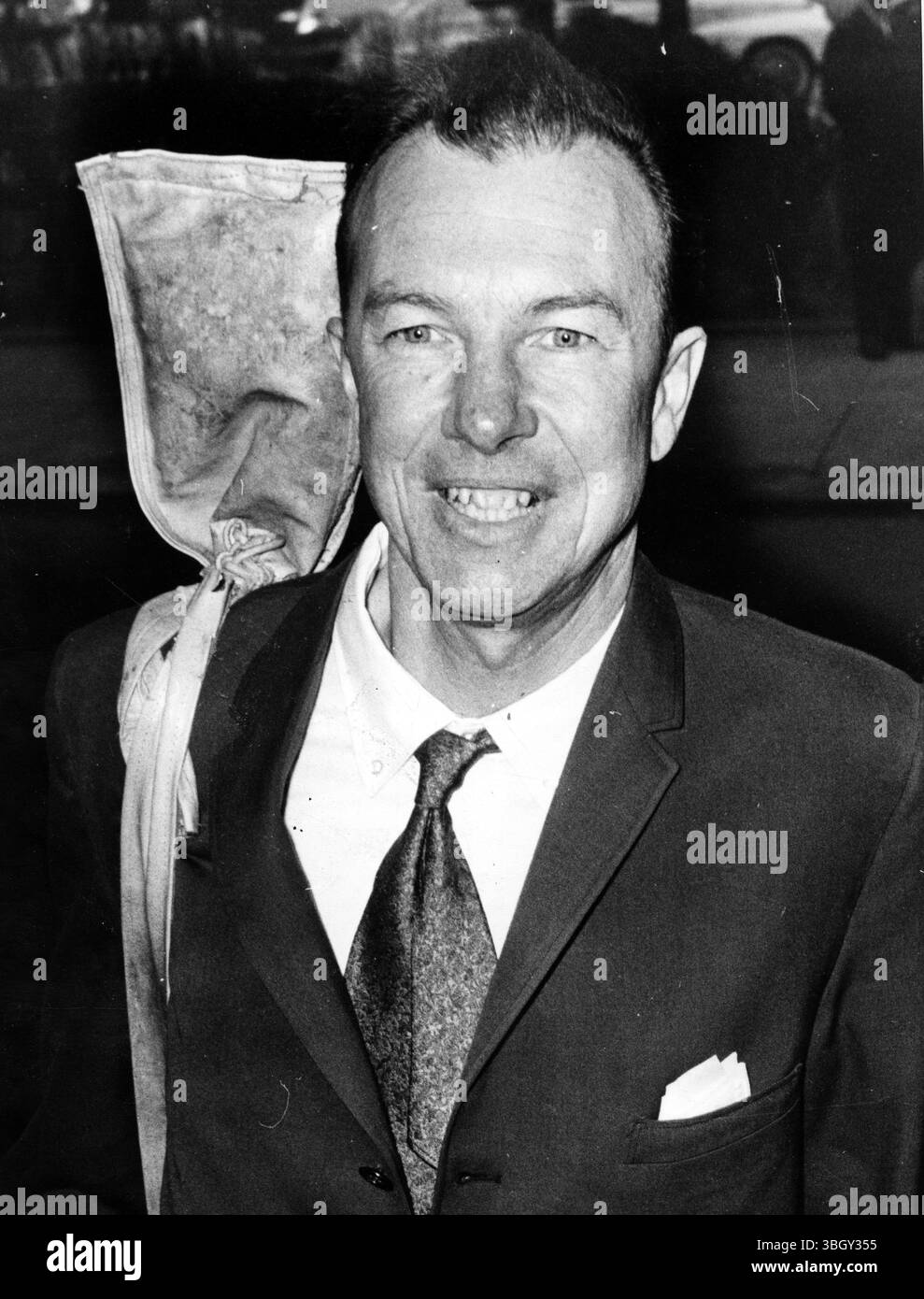 Il cantante folk Pete seeger, con il banjo che gli è sbattuto sulla spalla, stringe i denti mentre entra in un tribunale di New York, per ascoltare la sua sentenza dopo essere stato condannato per 10 capi d'accusa di disprezzo per il congresso. 4 aprile 1961 Foto Stock