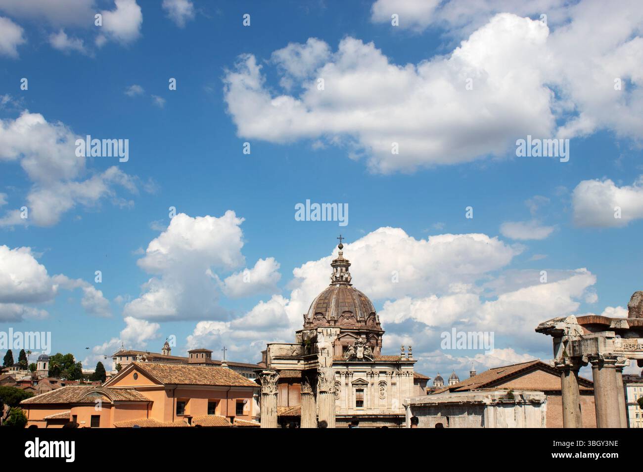 Foro Romano a Roma, Italia. Antico sito archeologico con rovine romane e colonne di epoca imperiale. Famoso punto di riferimento storico della città Foto Stock
