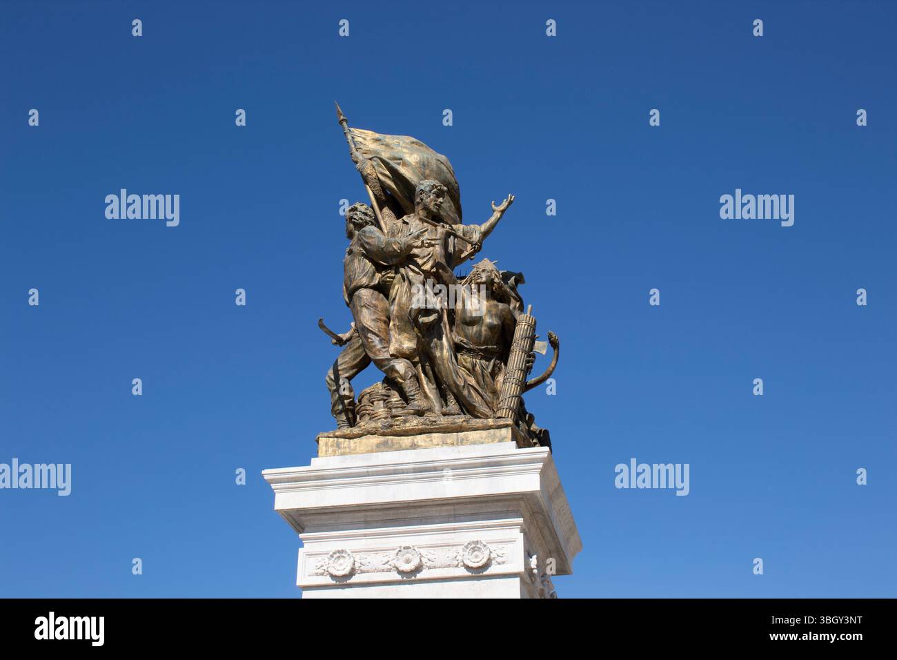 Statua in Piazza della Repubblica a Roma, Italia. Scultura classica in una piazza pubblica, caratterizzata dal tipico stile romano e da elementi storici urbani. P Foto Stock