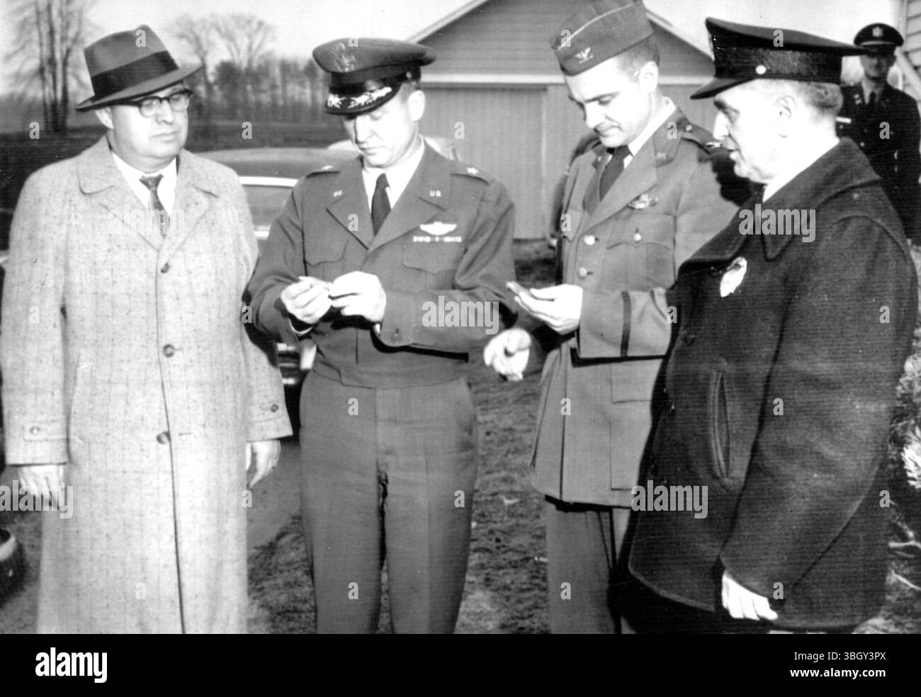 Da sinistra a destra: Sceriffo Harold Kroll; generale Donald W. Saunders, colonnello James E. Beveridge e Henry Billmann. 19 marzo 1958 Foto Stock