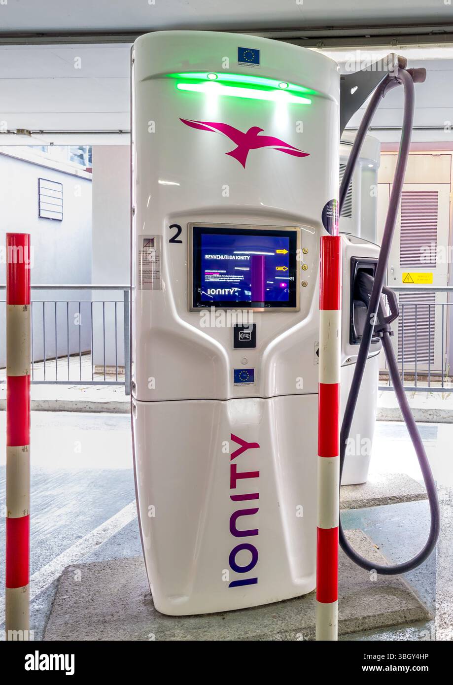 Stazione di ricarica elettronica, stazione di ricarica rapida, del fornitore Ionity, Brennero, alto Adige, Italia, Europa Foto Stock