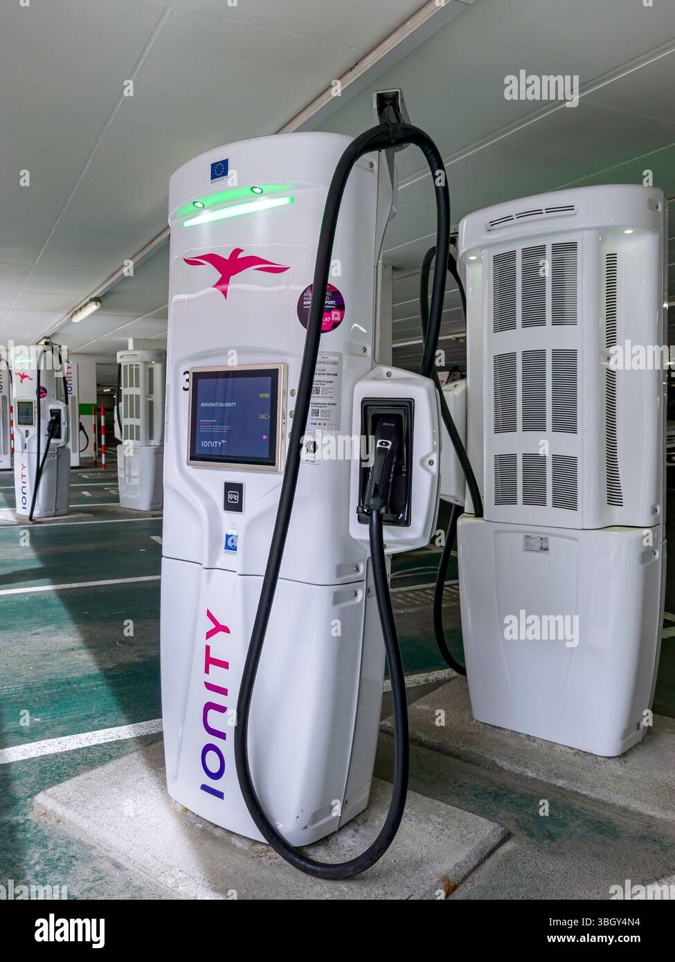 Stazione di ricarica elettronica, stazione di ricarica rapida, del fornitore Ionity, Brennero, alto Adige, Italia, Europa Foto Stock