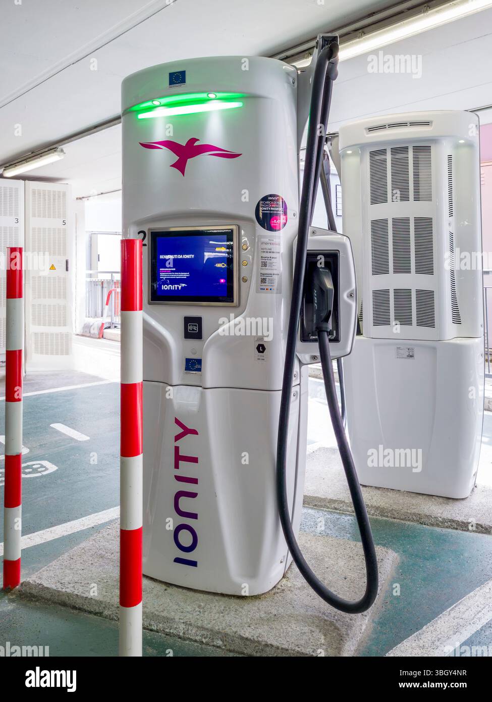 Stazione di ricarica elettronica, stazione di ricarica rapida, del fornitore Ionity, Brennero, alto Adige, Italia, Europa Foto Stock