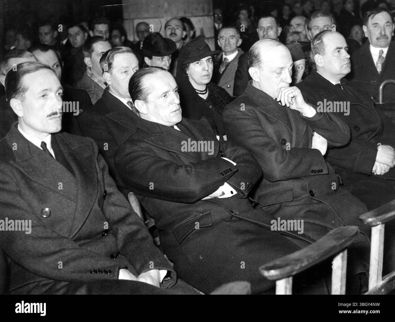 Colonnello Casimir de la Rocque, leader del fascista Croix De Feu, alla messa a Notre Dame. 6 febbraio 1937 Foto Stock