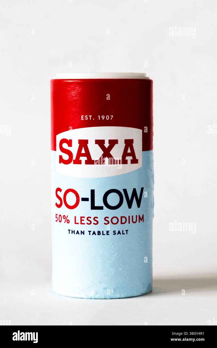 Una vasca di Saxa so-Low con il 50% di sale da tavola in meno di sodio. Foto Stock