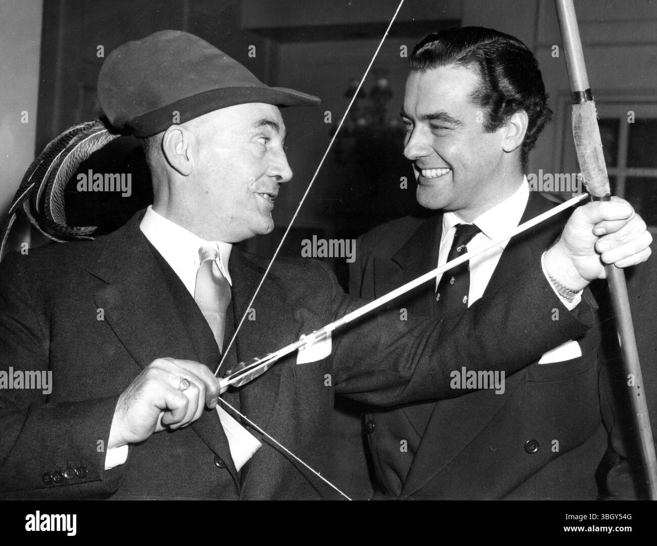 Henry Richard Richards tiene un arco e una freccia mentre chatta con "Robin Hood" della TV, Richard Green (a destra). 2 dicembre 1958 Foto Stock