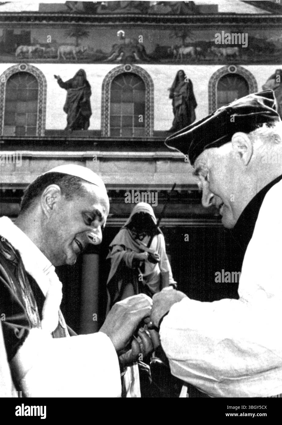 Papa Paolo vi (a sinistra) dà il suo anello all'Arcivescovo di Canterbury, Dr. Michael Ramsey, durante l'atto conclusivo dell'incontro storico. Sullo sfondo si trova la basilica di San Paolo fuori le Mura. 24 marzo 1966 Foto Stock