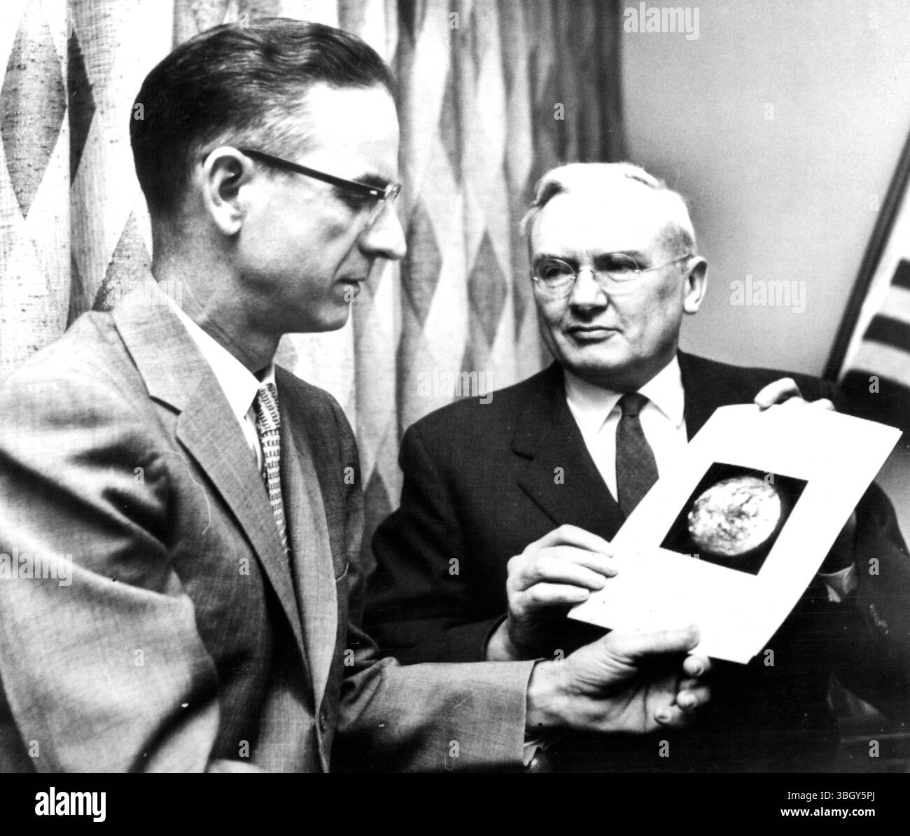 Gli scienziati J Dewitt Purcell (a sinistra) e Richard Tovsey, entrambi del laboratorio nazionale di ricerca Tory, mostrano una foto del sole scattata con estrema luce ultravioletta. 30 marzo 1959 Foto Stock
