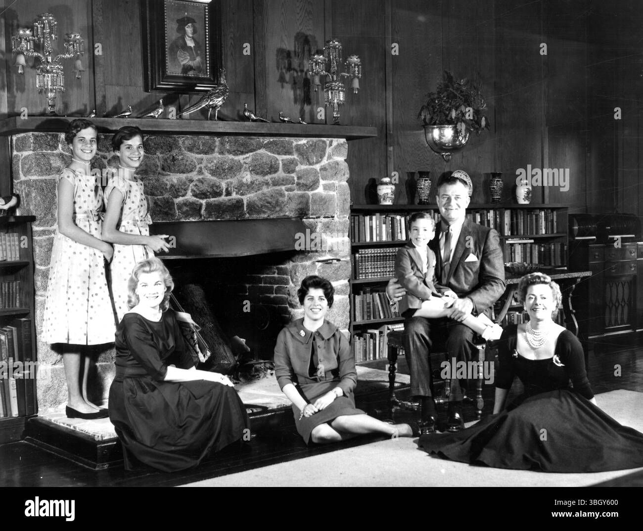Diplomazia domestica. Avviando le proprie iniziative, migliorare la comprensione e l'amicizia del mondo, i signori Gallatin Powers e la loro famiglia inviteranno una famiglia russa a vivere con loro per un mese a Monterey, California. 2 maggio 1960 Foto Stock