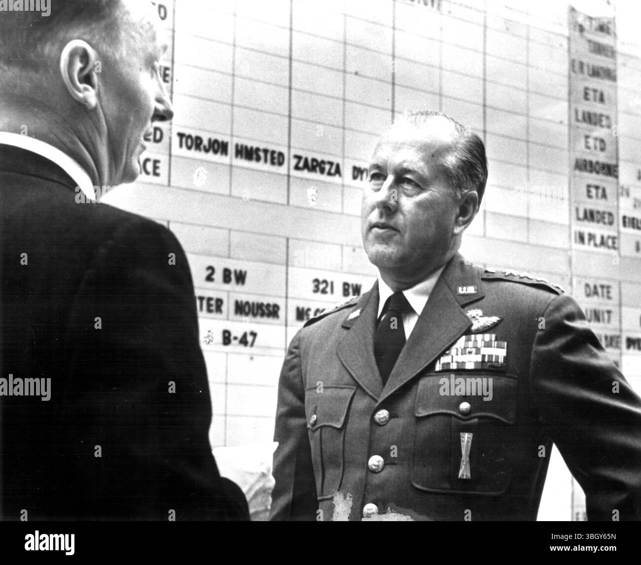 Consiglia l'avviso SAC. In un'apparizione davanti al Senato. Sottocomitato di preparazione qui, 16 marzo, il Segretario alla difesa Thomas S Gates Jr, ha detto che gli Stati Uniti hanno alcuni bombardieri nucleari in servizio 24 ore su 24. Mostrato durante l'intervista televisiva con Roy Neal (a sinistra) della National Broadcasting Company. 17 marzo 1960 Foto Stock