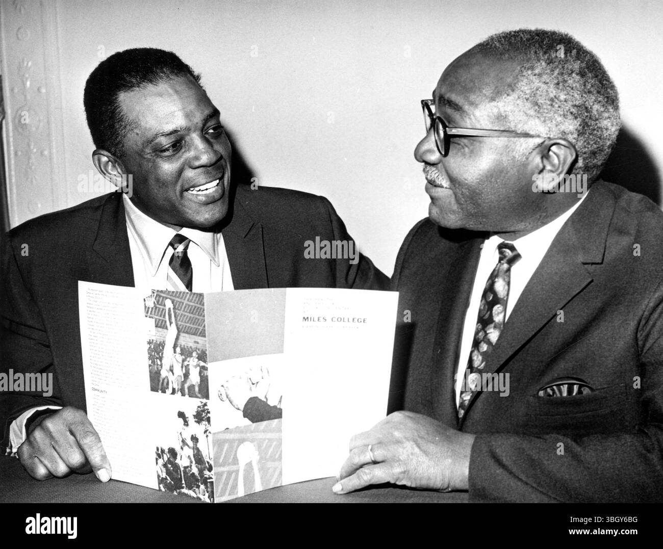Willie, la raccolta fondi. Il controbattitore dei San Francisco Giants Willie Mays (a sinistra) tiene qui una conferenza stampa al Commodore Hotel il 16 aprile con il dottor H L Pitts, presidente del Miles College di Birmingham. May's è presidente nazionale di una campagna di raccolta fondi per costruire un centro di educazione fisica e sanitaria a Miles College. 16 aprile 1968 Foto Stock