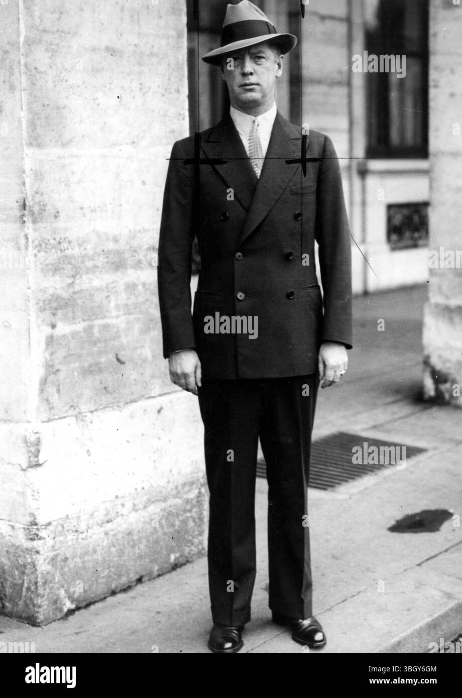 Westbrook Pegler, di fronte all'Hotel Maurice, dove soggiornerà durante la sua visita a Parigi. 29 ottobre 1935 Foto Stock