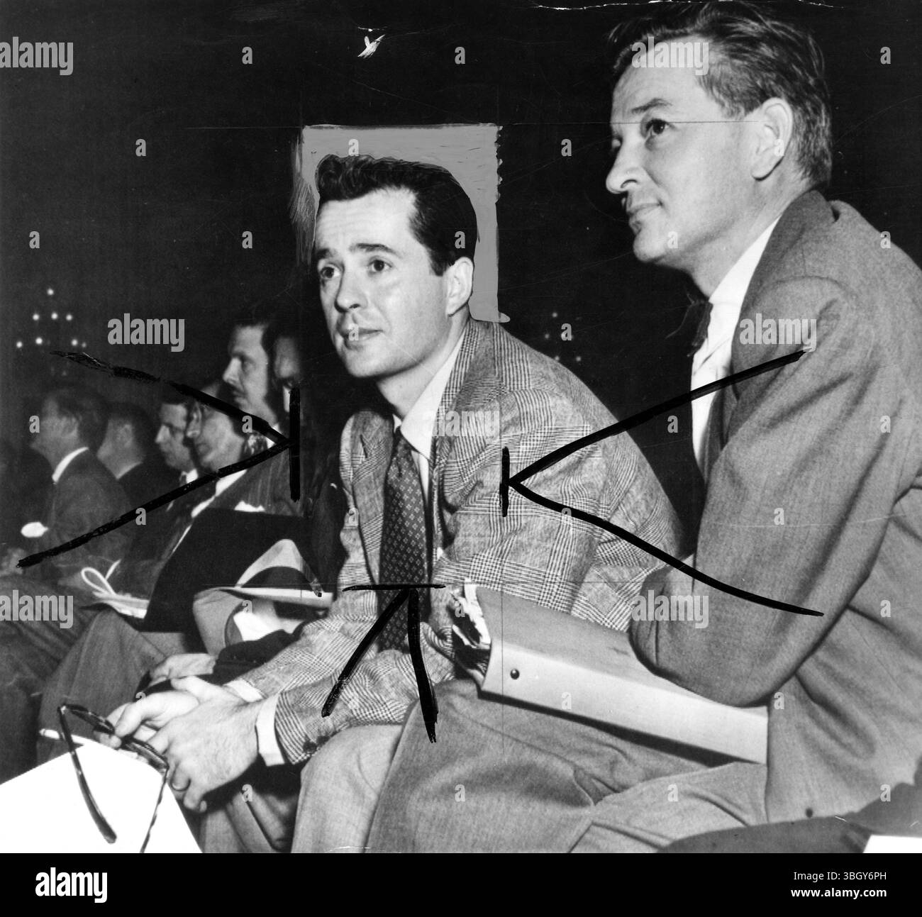 Larry Parks (a sinistra) e Adrian Scott ascoltano una testimonianza mentre il comitato per le attività non americane della casa iniziò la sua indagine sulle attività comuniste a Hollywood. 20 ottobre 1947 Foto Stock