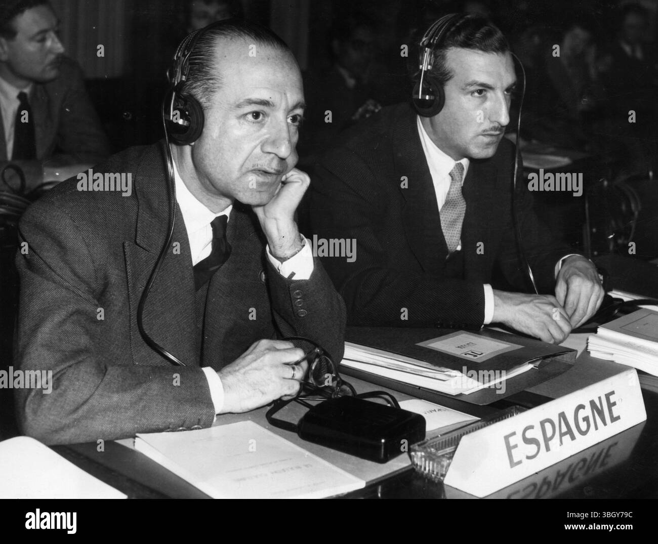 Osservatori spagnoli all'UNESCO. Gli osservatori spagnoli continuano a partecipare alle sessioni dell'organizzazione educativa, scientifica e culturale delle Nazioni Unite (UNESCO), attualmente tenutasi a Parigi. 15 novembre 1952 Foto Stock