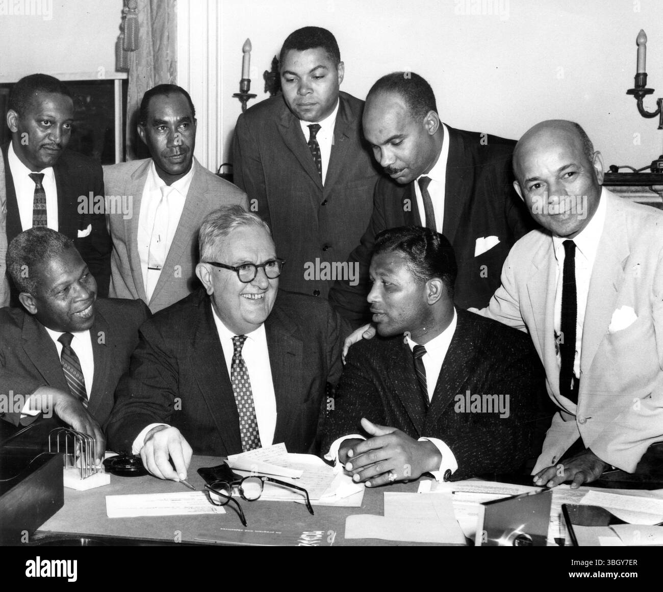 Indagando sull'incidente di Harlem. Il sindaco di Betty Paul o'Keefe (il secondo da sinistra, prima fila) incontra i leader di Harlem al municipio qui, 14. Luglio. Per discutere di un presunto incidente di brutalità della polizia ad Harlem alla fine del 13 luglio. Da sinistra a destra, in prima fila ci sono Manhattan Borough Pres Hulan Jack o'Keefe, il campione di pugilato dei pesi medi Sugar Ray Robinson e il consigliere Earl Brown. Nella parte posteriore (da sinistra a destra) sono presenti magistrati. Kenneth M Phipps, avvocato William Leath, senatore di stato James L Watson, democratico Harlem e avvocato John Edmunds. 14 luglio 1959 Foto Stock