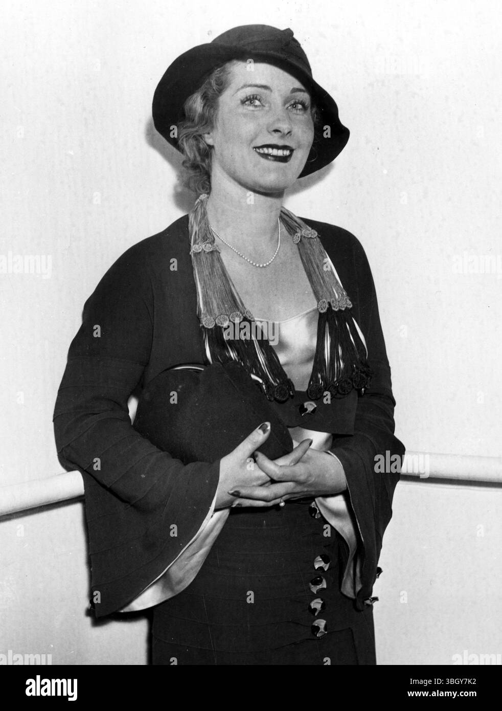 Arriva l'attrice. La signorina Cathrerine Dale Owen, attrice di spicco, è vista qui quando è arrivata a New York il 12 settembre a bordo della SS Ile de France. 13 settembre 1932 Foto Stock