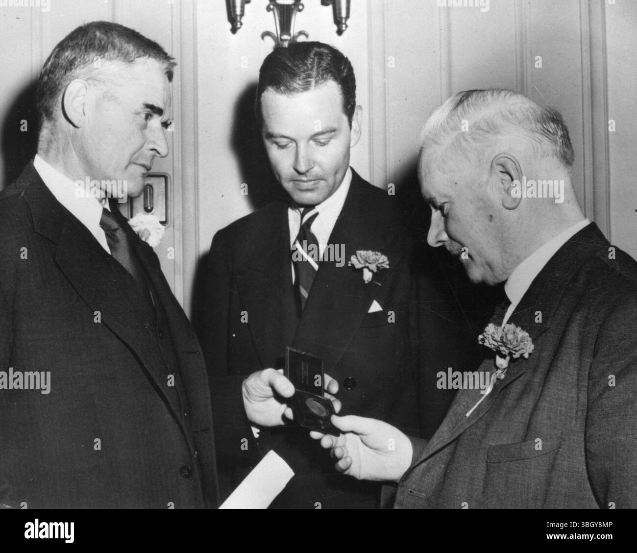 Richard T. Nalle (a sinistra), presidente del Franklin Institute, regala una medaglia a R. M. Dubois, e Gustav Magnel (a destra), onorando gli uomini per aver rivoluzionato l'uso del calcestruzzo precompresso. 19 ottobre 1950 Foto Stock