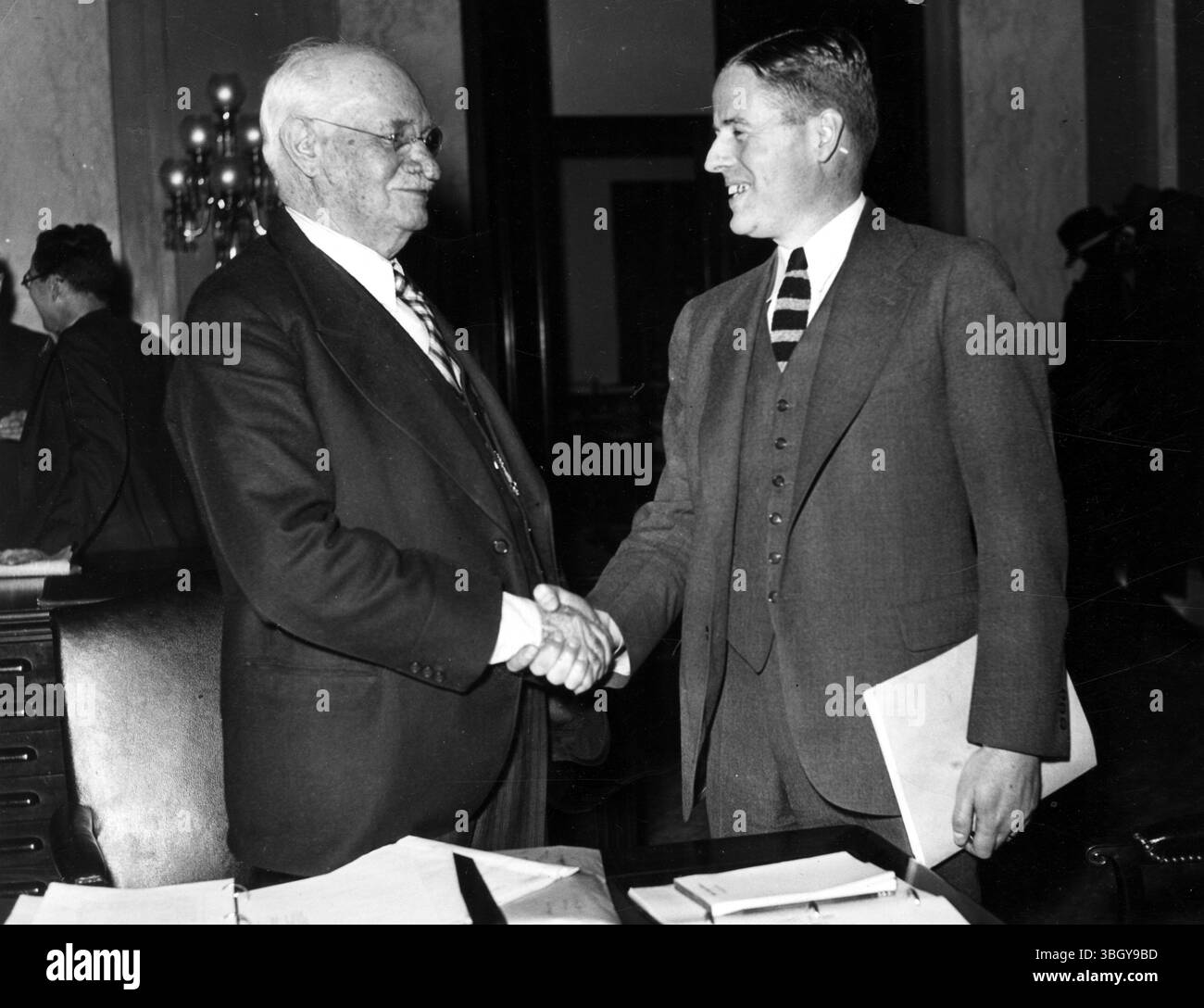 W. I. Myers (a destra) Governatore del Farm Credit Bureau stringe la mano al senatore Duncan U. Fletcher, presidente del comitato bancario e valutario del Senato. 5 febbraio 1935 Foto Stock