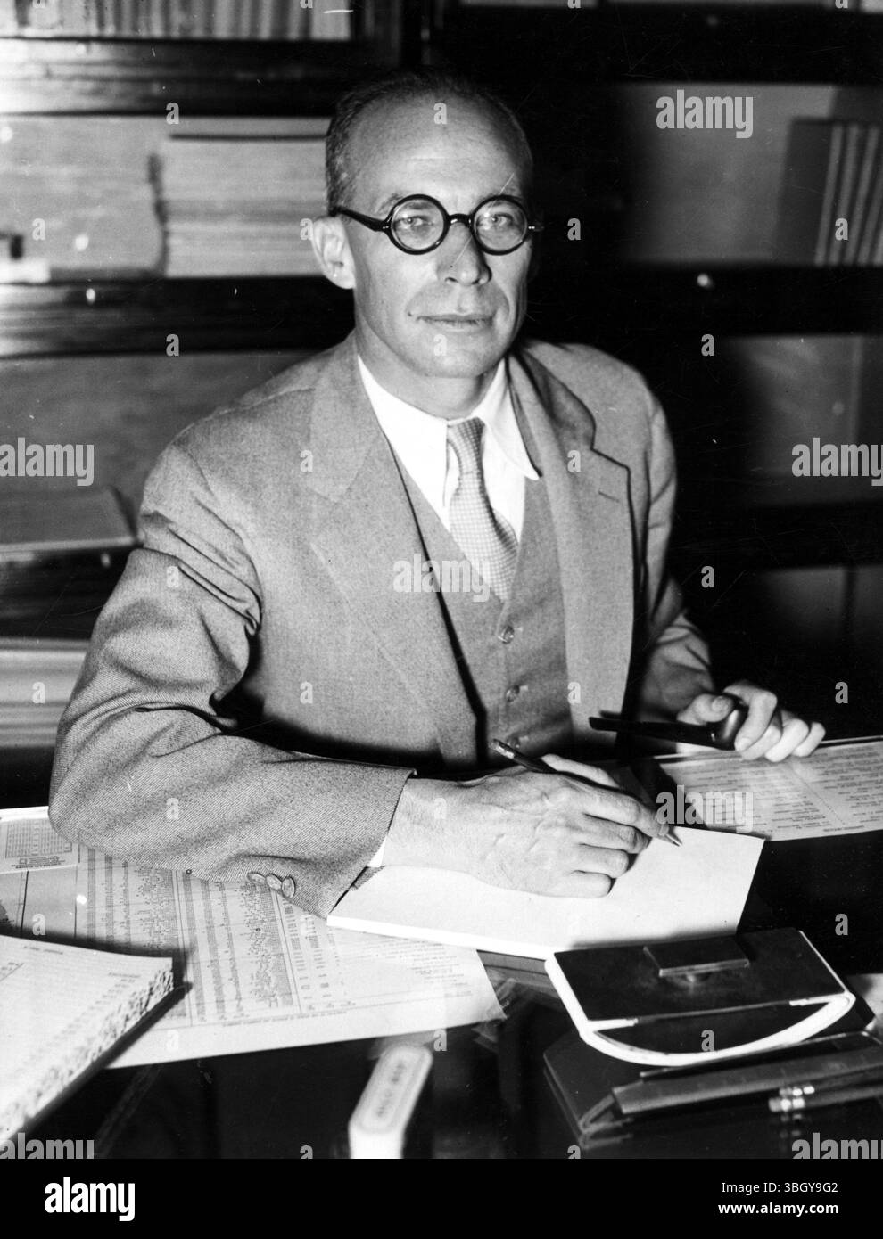 Claudius T Murchison alla sua scrivania a Washington DC, dopo la sua nomina a direttore del Bureau of Foreign and Domestic Commerce. 6 giugno 1934 Foto Stock