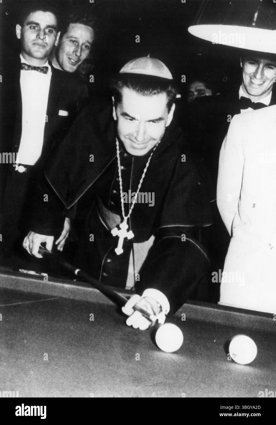 Monsignore sul verde. Monsignor Miguel A Medina, vescovo ausiliare di Medellin, si prepara a fare la prima giocata, però, aprirà qui il sesto campionato di biliardo. 5 settembre 1961 Foto Stock