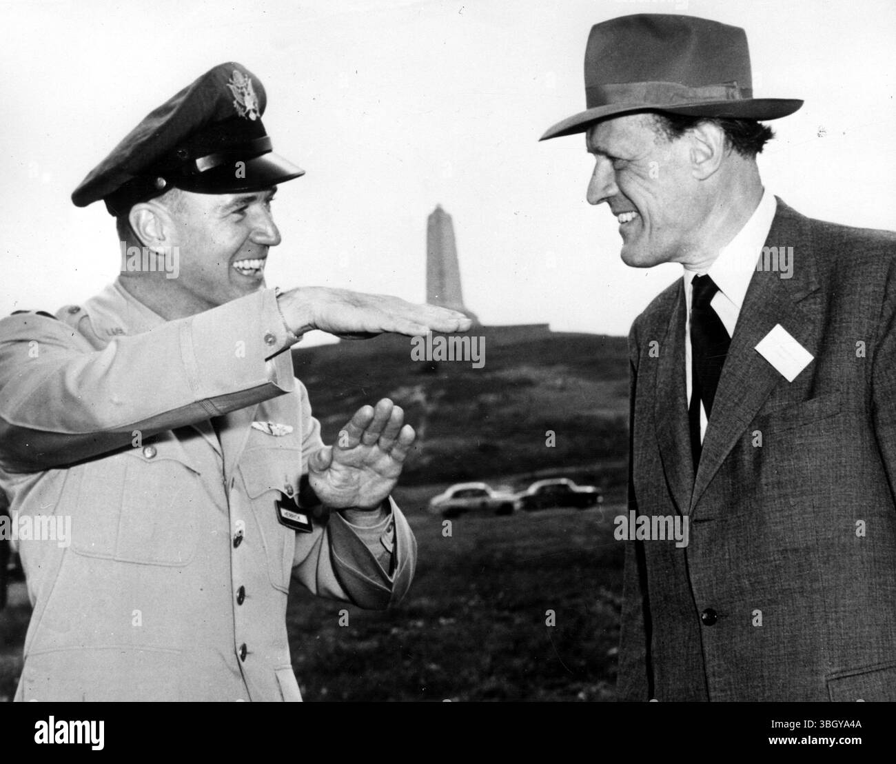 Messerschmitt ci visita. Il capitano John W. Herrick (a sinistra) descrive una battaglia che ebbe nel suo F427 thunderbolt con un Messerschmitt 109 sulla Germania al Prof Will Messerschmitt, progettista del famoso aereo da caccia della Luftwaffe. I due si incontrarono durante un pellegrinaggio dei pionieri dell'aviazione internazionale a Devil Hill, Carolina del Nord, il luogo della nascita del volo a motore. 15 ottobre 1953 Foto Stock