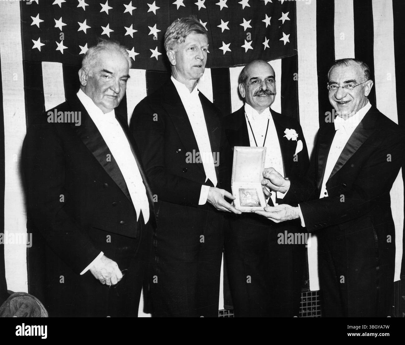 Il funzionario della Lega delle Nazioni riceve la American Hebrew Medal. James G McDonald, alto Commissario della società delle Nazioni per i rifugiati, riceve la medaglia per il 1934, donata dalla rivista ebraica americana, in riconoscimento del suo eccezionale servizio nella promozione di una migliore comprensione tra cristiani e ebrei in America. Nella foto della cerimonia di presentazione alla Temple Emanu El Community House di New York, sono da sinistra a destra, George Gordon Battle, avvocato James G McDonald, Felix Warburg, che presiedette le cerimonie, e Rabbi Isaac Landman, editore dell'American Hebrew. 3 gennaio 1 Foto Stock