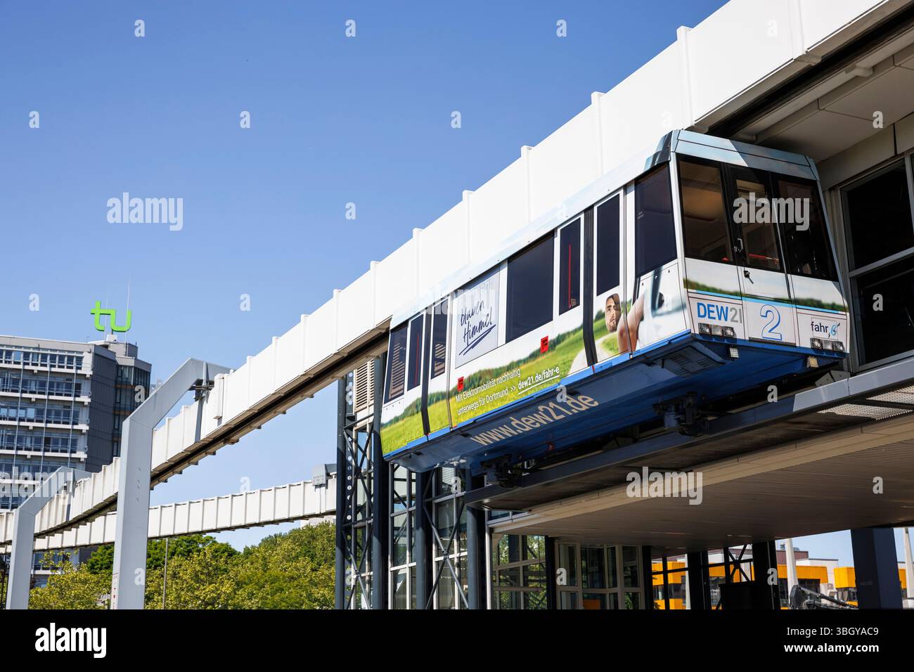 Ferrovia sospesa a cabina grande nel campus universitario, H-Bahn, Dortmund, zona della Ruhr, Renania settentrionale-Vestfalia, Germania. Grosskabinen-Haengebahn auf dem Foto Stock