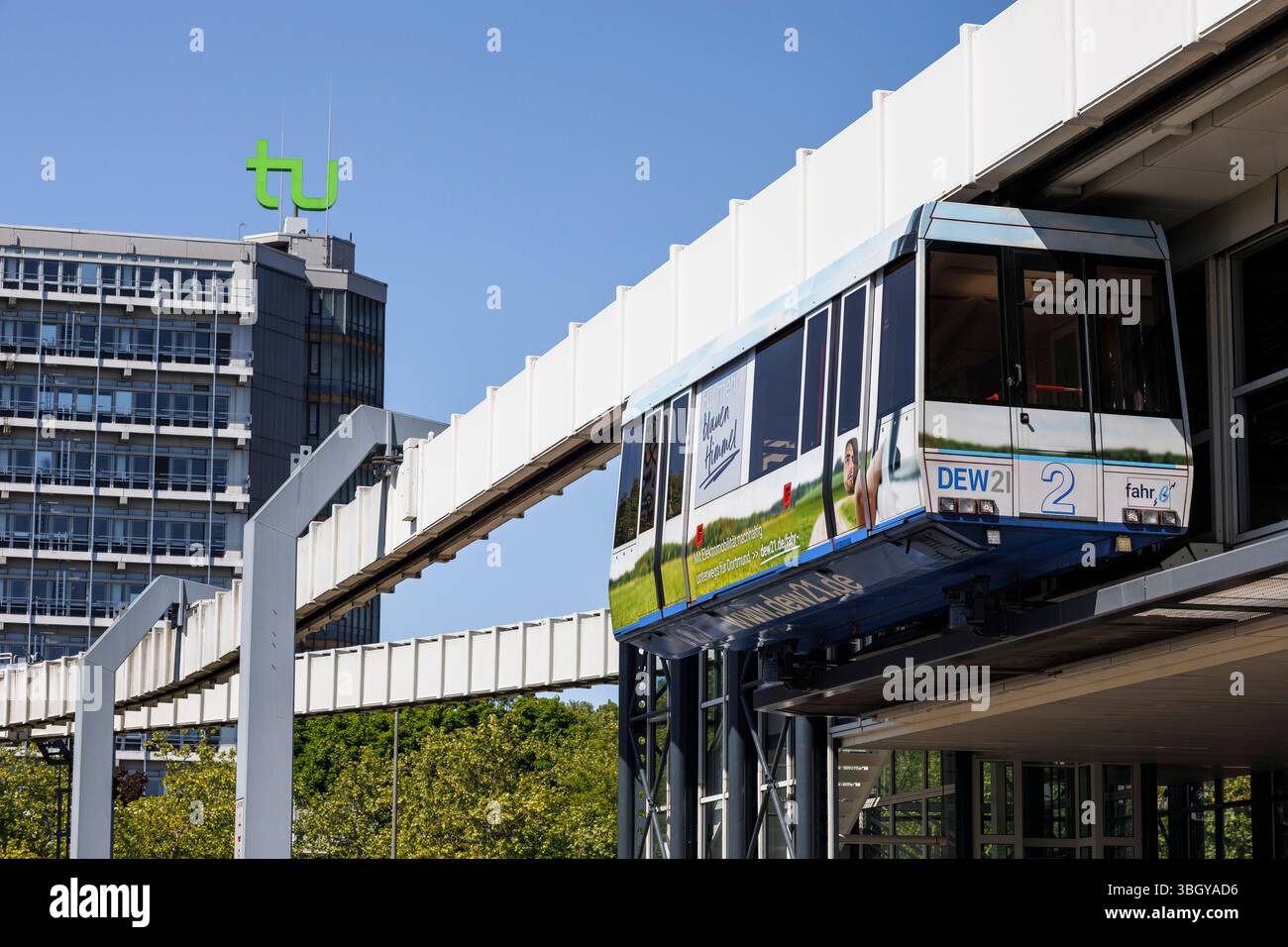 Ferrovia sospesa a cabina grande nel campus universitario, H-Bahn, Dortmund, zona della Ruhr, Renania settentrionale-Vestfalia, Germania. Grosskabinen-Haengebahn auf dem Foto Stock