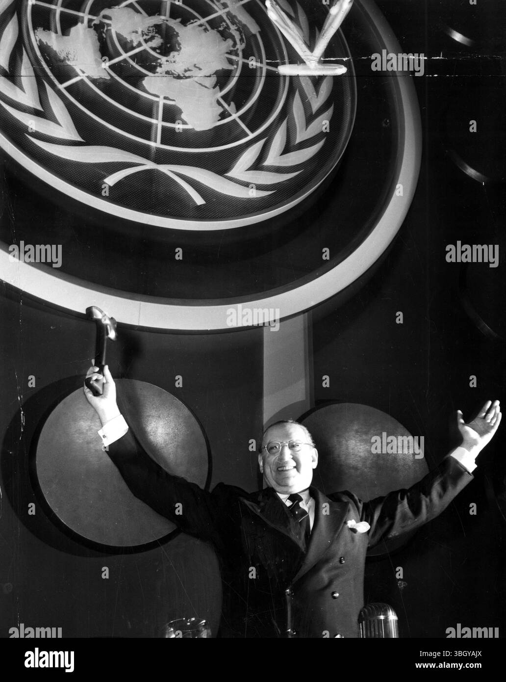 Jose Maza, del Cile, presidente della X Assemblea generale, chiude la sessione finale del 1955 nella sala grande dell'Assemblea generale delle Nazioni Unite. Foto Stock