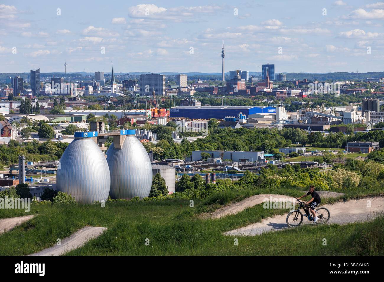 Vista dalla discarica di Deusenberg all'impianto di depurazione di Deusen sul fiume Emscher e al centro città, pista per mountain bike, Dortmund, R. Foto Stock
