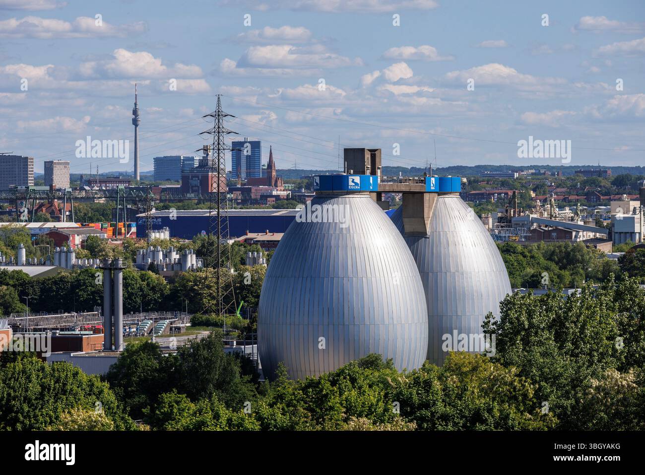 Vista dalla discarica di Deusenberg all'impianto di depurazione di Deusen sul fiume Emscher e al centro città, Dortmund, zona della Ruhr, Renania settentrionale-occidentale Foto Stock