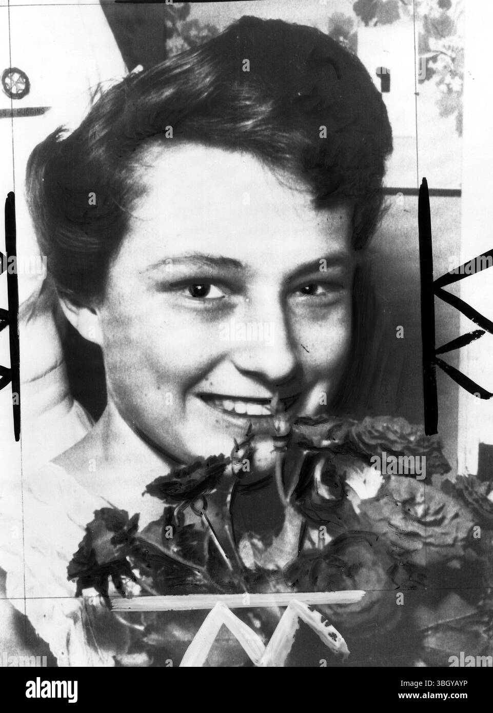 Jean Margetts sorride dietro un grande bouquet di rose mentre si prepara a lasciare l'ospedale mormone di Salt Lake. Ha fatto un notevole recupero, dopo aver mentito per 9 giorni sotto un'auto distrutta in cui il suo fidanzato è stato ucciso. 30 luglio 1956 Foto Stock