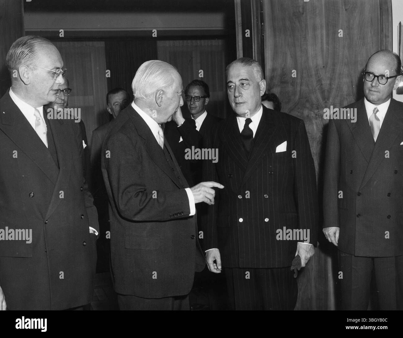 René Mayer (secondo da destra), presidente francese della piscina europea del carbone e dell'acciaio, parla con il presidente federale Theodor Heuss (secondo da sinistra) durante la sua prima visita ufficiale nella Repubblica Federale. Guardando a destra c'è il Vicepresidente tedesco dell'alta Autorità europea, Franz Etzel. A destra c'è il secondo membro tedesco dell'alta Autorità, Heiz Potthoff. 23 settembre 1955 Foto Stock