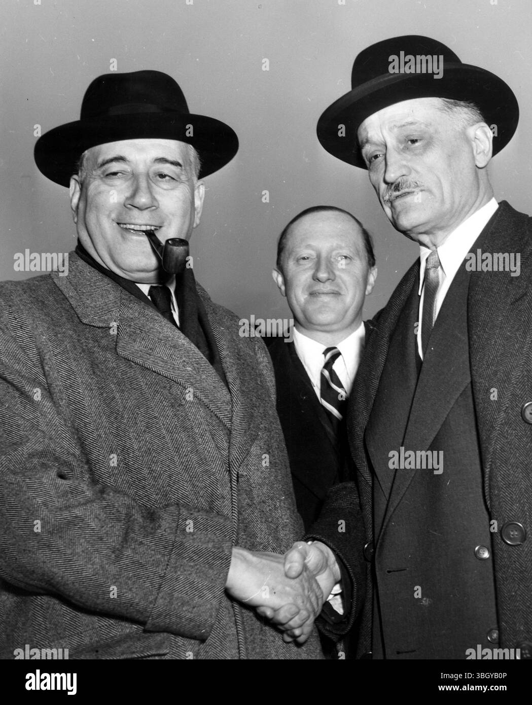 L'ambasciatore francese negli Stati Uniti Henri Bonnet (a destra) saluta il Premier francese Rene Mayer, quest'ultimo vendendo per casa sulla linea Ile De France. 2 aprile 1953 Foto Stock