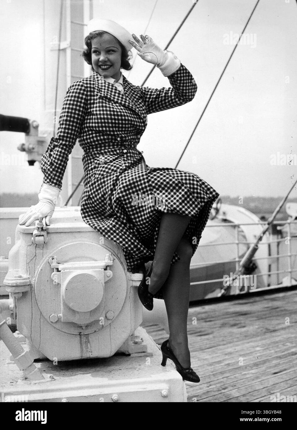 La ballerina Mitzi Mayfair, arrivata a New York a bordo della SS Ile de France. Maggio 1934 Foto Stock