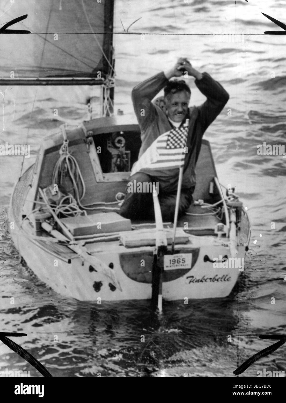 Robert Manry era un editore della Cleveland Plain Dealer che nel 1965 salpò da Falmouth, Massachusetts, a Falmouth, Cornovaglia, Inghilterra, in una minuscola barca a vela di 4,1 m (una "Whitecap" della città vecchia costruita dalla Old Town Canoe Co. di Old Town, Maine, che aveva ampiamente modificato per il viaggio) di nome Tinkerbelle. 17 agosto 1965 Foto Stock