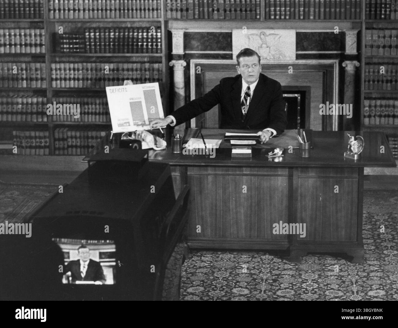 Il sindaco John Lindsay appare sul monitor di una telecamera mentre dà il primo di una serie di "chiacchiere con il fuoco" dal municipio. 19 gennaio 1966 Foto Stock