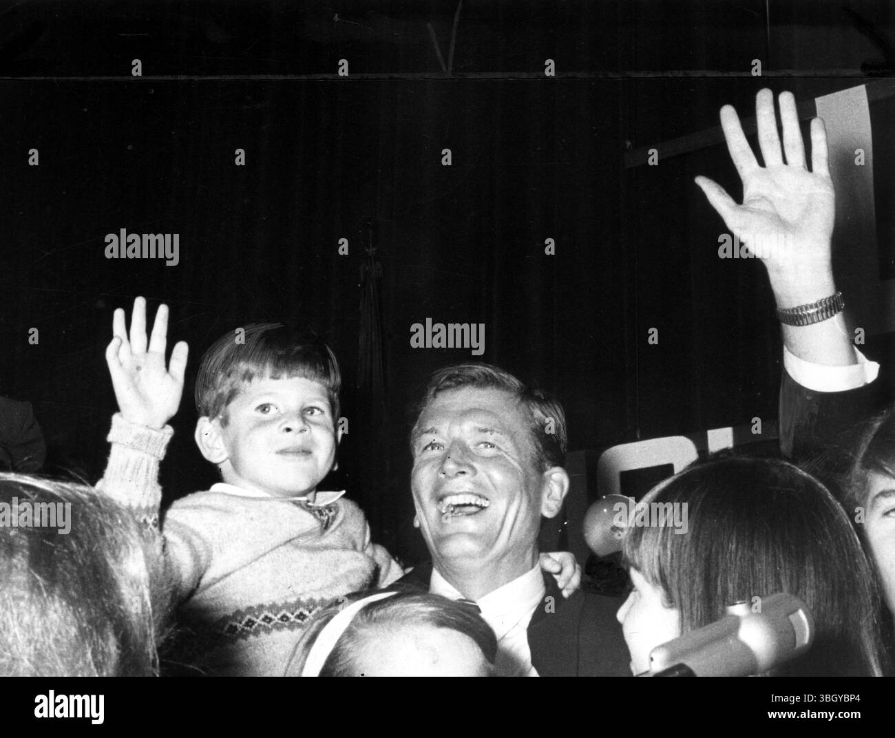 Il vittorioso John Lindsay condivide i riflettori con suo figlio di 5 anni, John, dopo aver fatto dichiarazioni nella sua sede dopo la vittoria nella corsa per il sindaco di New York. 3 novembre 1965 Foto Stock