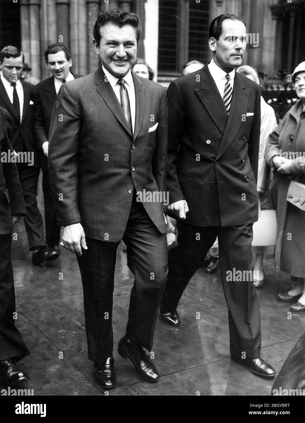 Il pianista e intrattenitore americano, Liberace, nella foto a Londra dopo il primo giorno delle udienze alla High Court. Liberace sta denunciando il Daily Mirror per diffamazione. 8 giugno 1959 Foto Stock