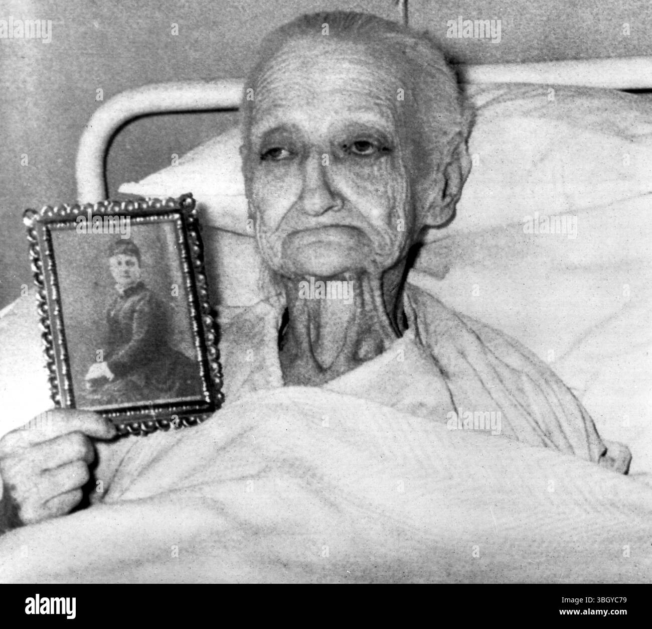 Leonie Lenormand, figlioccia dell'ingegnere Alfonso Lenormand, che ha assistito Fernando DeLesseps nella costruzione del Canale di Suez, mostra una foto di sua madre, che ha trasformato la prima pala di sporco nello scavo del canale, mentre si trovava nell'ospedale francese. È stata costretta a letto in ospedale per 4 anni. 24 agosto 1956 Foto Stock