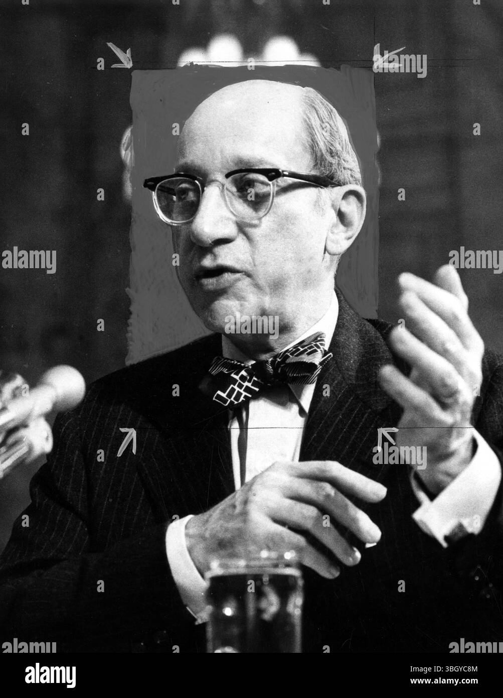 Il procuratore generale Edward Levi dice alla Commissione d'intelligence del Senato che le leggi che regolano le operazioni dell'FBI dovrebbero essere chiarite al fine di evitare il ripetersi di "gravi abusi" passati da parte dell'Ufficio. 17 dicembre 1975 Foto Stock