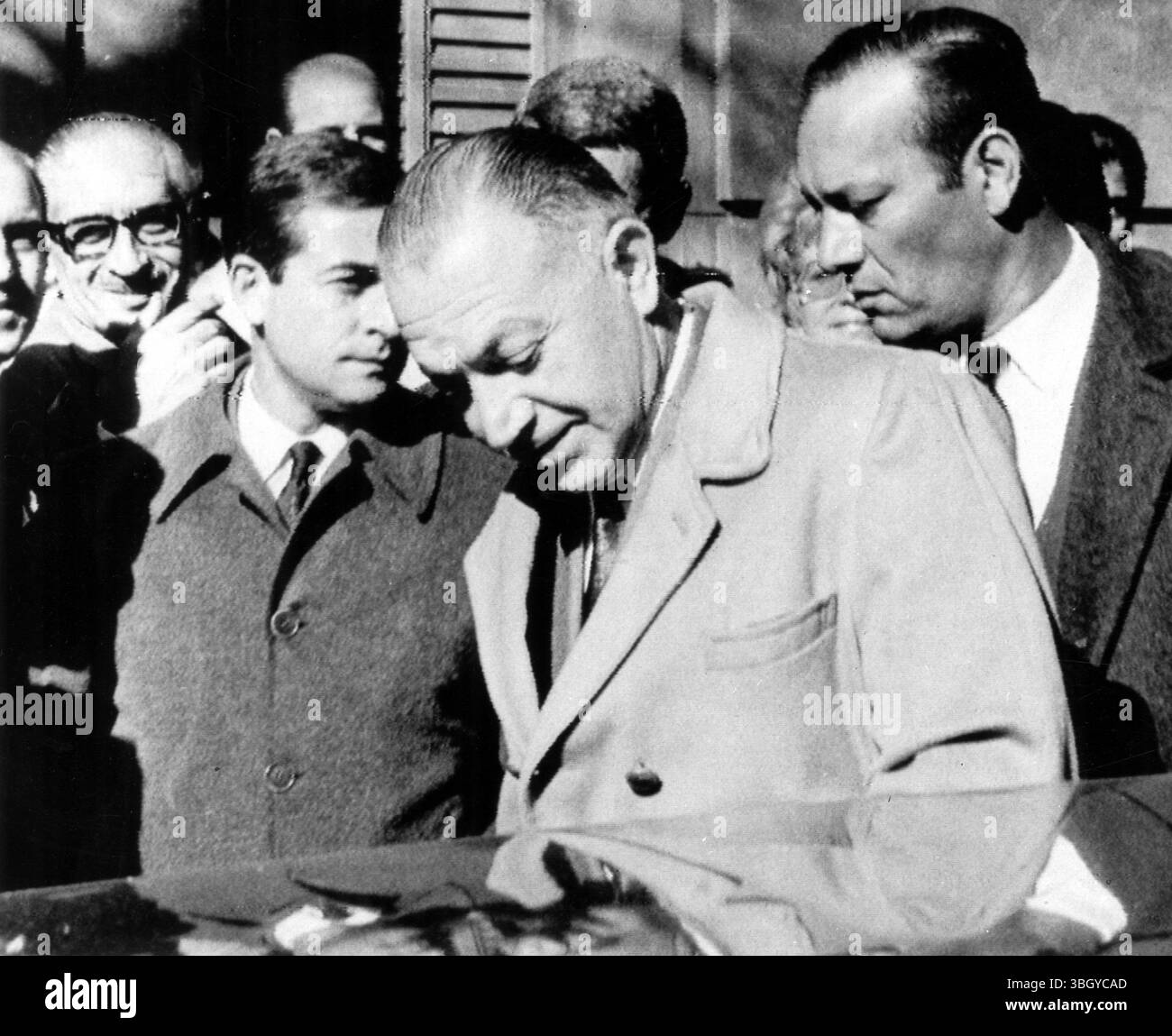 Il nuovo presidente argentino, il generale di brigata Roberto Marcelo Levingston (centro), entra in un'auto di fronte alla casa del cognato per fare un giro nel paese. 14 giugno 1970 Foto Stock