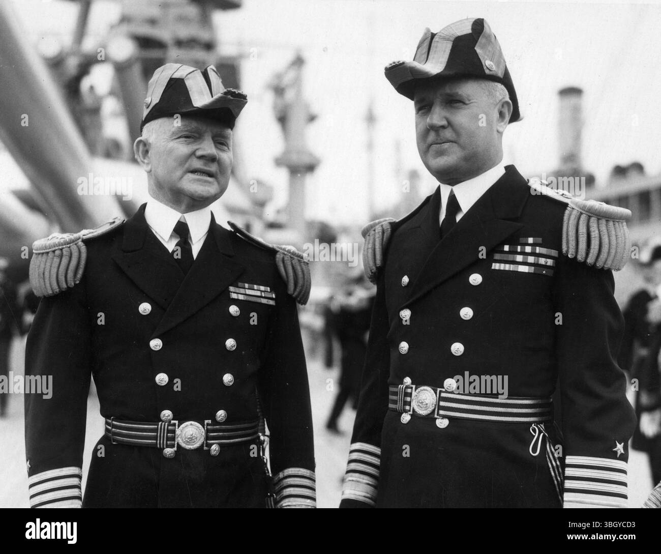 L'ammiraglio David Foote Sellers (a destra) e l'ammiraglio Richard H. Leigh sono visti a bordo della USS Pennsylvania durante le cerimonie al largo di Los Angeles in cui il primo è succeduto a quest'ultimo come comandante in capo della forza di battaglia della US Navy. L'ammiraglio Leigh diventerà un membro del Consiglio generale della Marina. 12 giugno 1933 Foto Stock