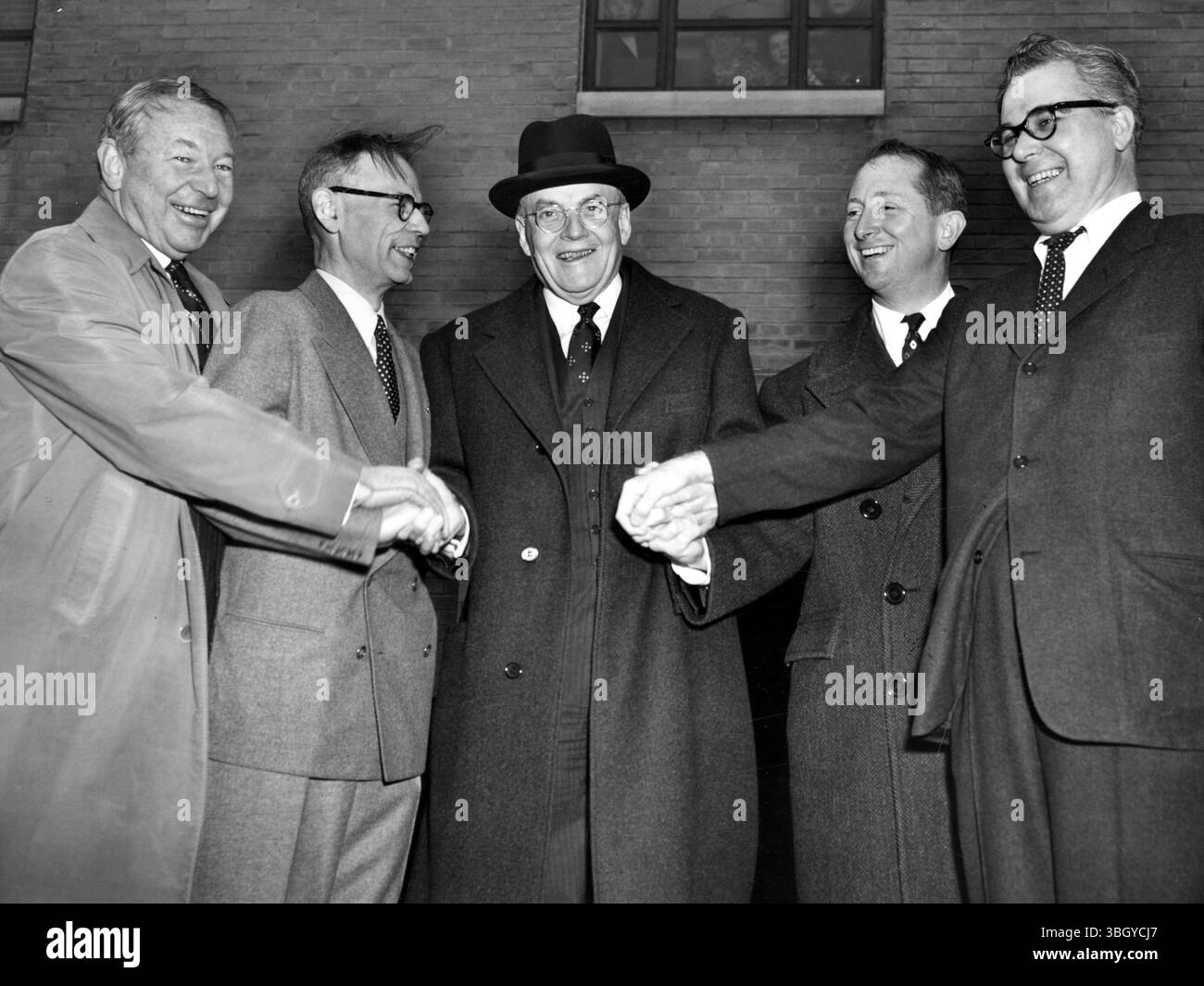 Il Segretario di Stato John Foster Dulles presenta i suoi aiutanti a un raduno di dipendenti del Dipartimento di Stato riuniti in un parcheggio adiacente. Da sinistra a destra: Herman Phleger, consulente legale; Walter Bedell Smith, sottosegretario; Dulles; Donald Laurie, Sottosegretario, e Carl McCardle, Assistente Segretario per gli affari pubblici. 28 gennaio 1953 Foto Stock