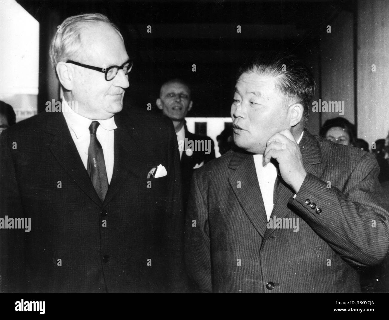 Halvard Lange, ministro degli Esteri norvegese, parla con il ministro degli Esteri giapponese Masayoshi Ohira (a destra), mentre è arrivato a Tokyo per una visita di una settimana. Ha in programma di incontrare i migliori funzionari del governo giapponese e di pagare una chiamata di cortesia alle loro maestose, l'Imperatore e l'Imperatrice al Palazzo Imperiale. 15 ottobre 1962 Foto Stock Halvard Lange, ministro degli Esteri norvegese, parla con il ministro degli Esteri giapponese Masayoshi Ohira (a destra), mentre è arrivato a Tokyo per una visita di una settimana. Ha in programma di incontrare i migliori funzionari del governo giapponese e di pagare una chiamata di cortesia alle loro maestose, l'Imperatore e l'Imperatrice al Palazzo Imperiale. 15 ottobre 1962 Foto Stock