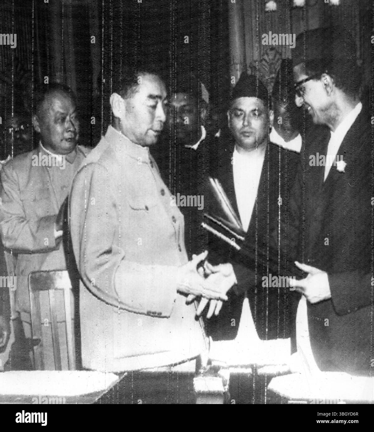 Il primo ministro comunista cinese Chou EN-Lai (sinistra) e il primo ministro nepalese B. P. Koirala, stringono la mano dopo aver firmato un trattato di pace e amicizia a nome dei loro paesi. 29 aprile 1960 Foto Stock