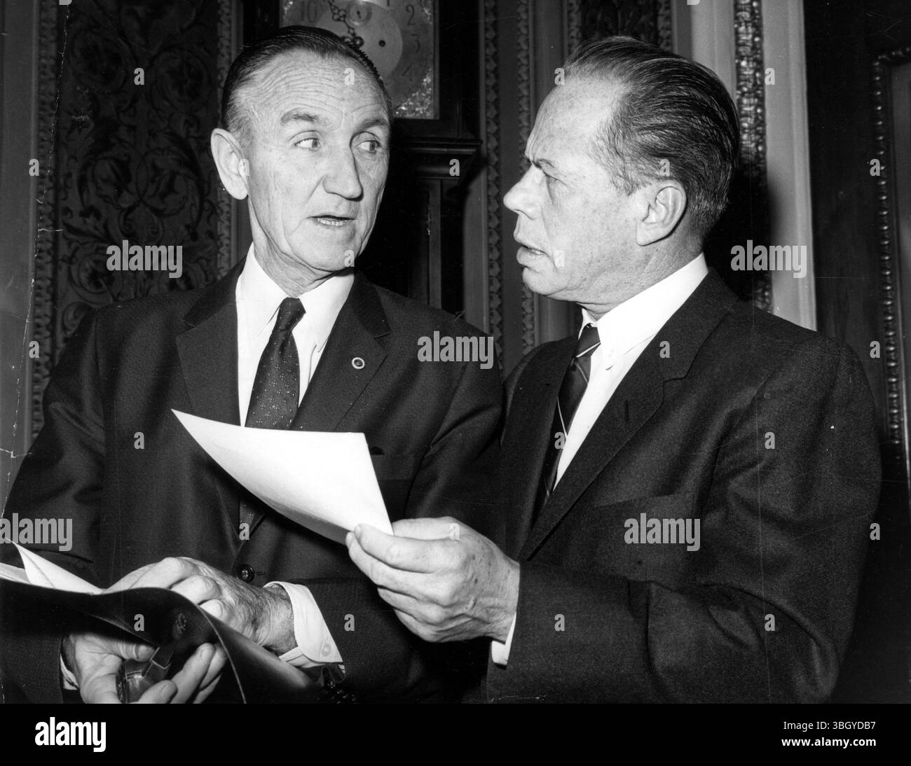 I leader democratici e repubblicani del Senato si sono Uniti nel dichiarare che gli Stati Uniti non saranno espulsi dalla base navale di Guantánamo, Cuba. Il leader della maggioranza del Senato Mike Mansfield e il leader della minoranza in carica Thomas Kuchel vengono mostrati dopo che hanno preso la parola al Senato per parlare sull'argomento. Mansfield ha detto ai suoi colleghi che "ciò che era sul pavimento del Congresso” non riempirà l'attuale necessità di "acqua fresca alla base di Guantánamo”. 7 febbraio 1964 Foto Stock